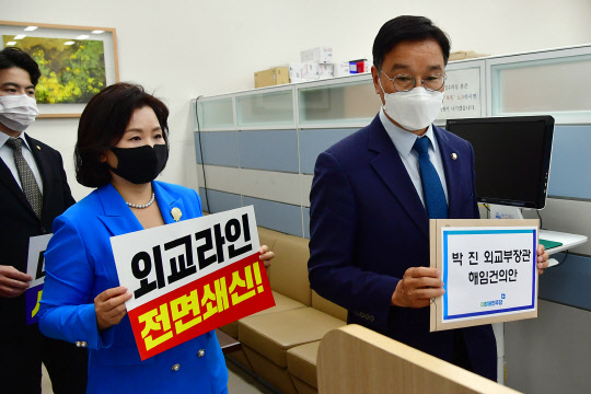 지난 27일 위성곤(오른쪽) 더불어민주당 원내정책수석부대표와 이수진·오영환 원내대변인이 27일 국회에서 열린 의원총회 직후 박진 외교부 장관 해임안을 들고 의안과로 이동하고 있다. 공동취재=연합뉴스.